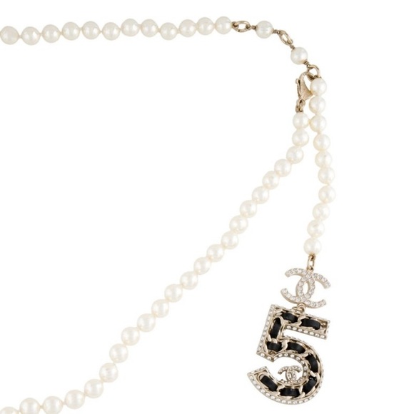 CHANEL White Pearl Belt with Charms